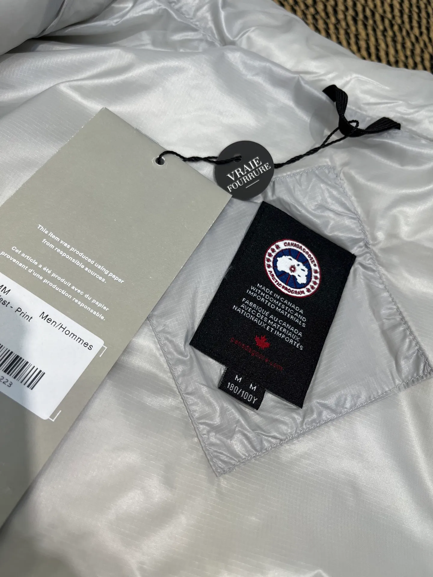P560 Canadian brand CanadaGoose men's and women's CROFTON lightweight down vest 2229M DWR water-repellent treatment WindWall windproof fabric 700 fleece filling original mold opening details one to one production The upper body effect is stunning Exclusively available on the Xiaohongshu purchasing platform The highest version on the market Size: XS S M L XL XXL